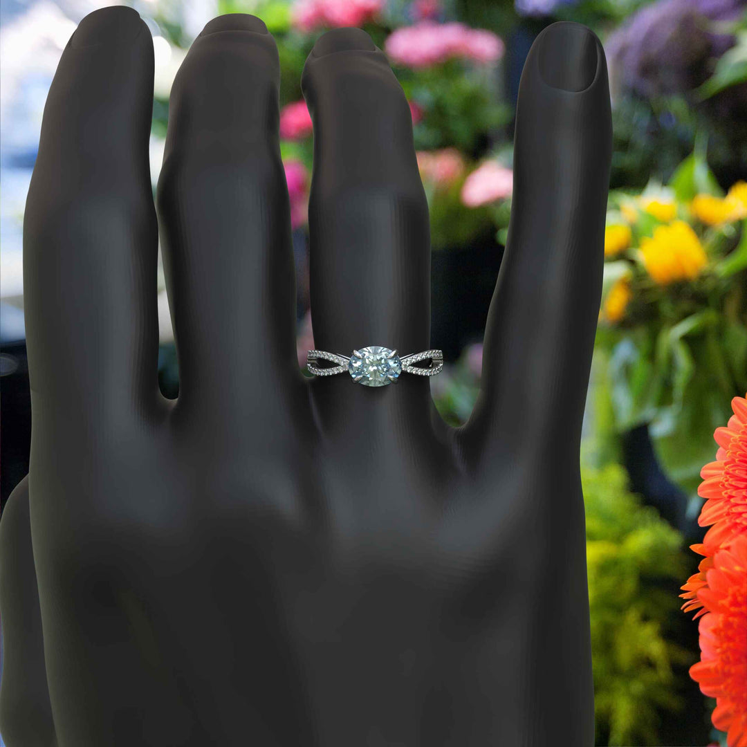 Crystal Clear Love: Lustrous Silver Ring with 1ct Oval Aquamarine and Dazzling Moissanites Split Shank Details